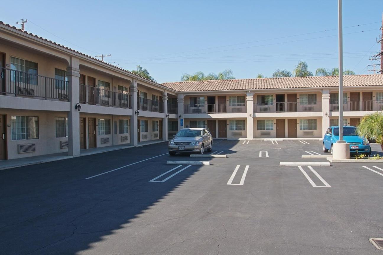 Burbank Inn&Suites Bagian luar foto