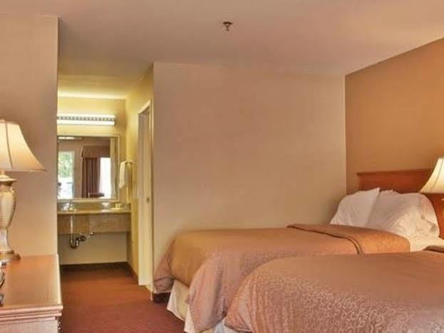 Burbank Inn&Suites Bagian luar foto