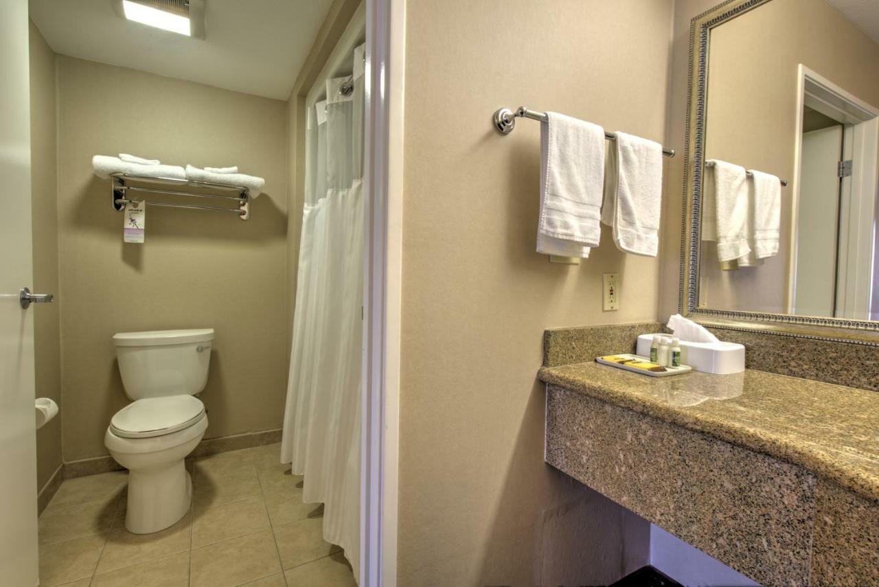 Burbank Inn&Suites Bagian luar foto