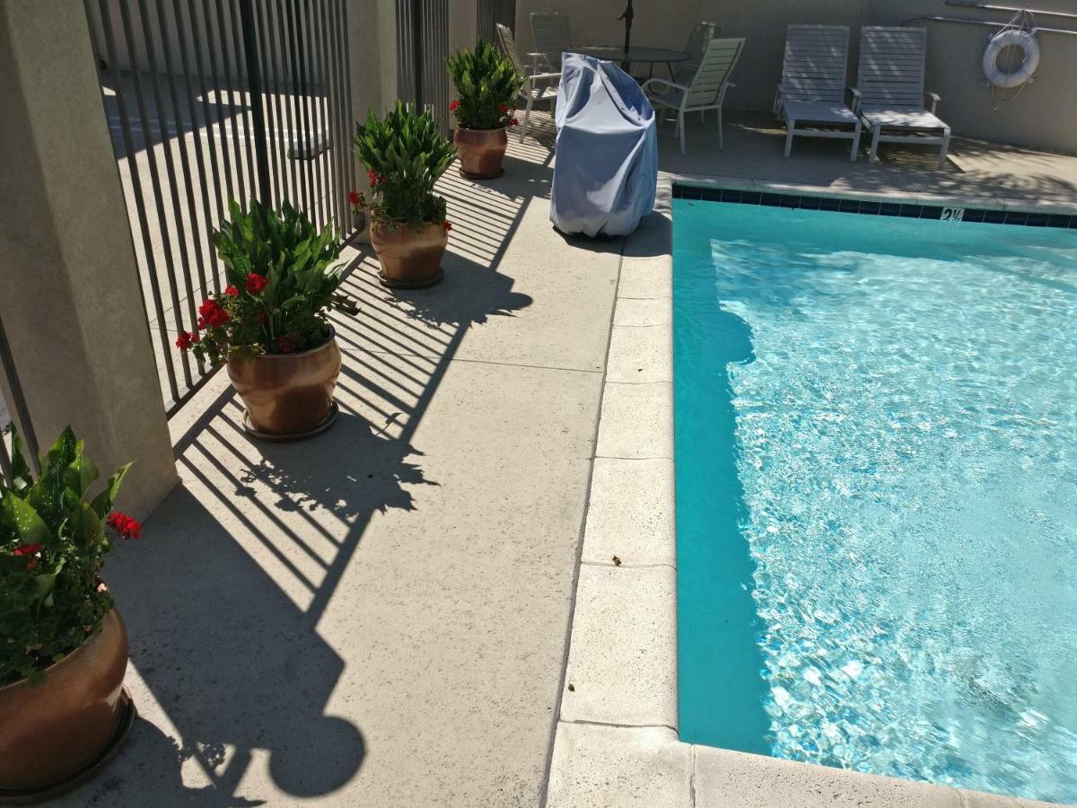 Burbank Inn&Suites Bagian luar foto