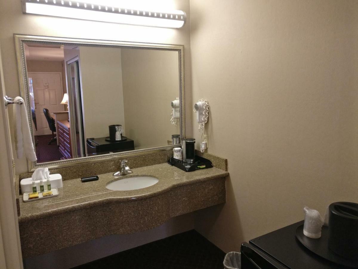 Burbank Inn&Suites Bagian luar foto