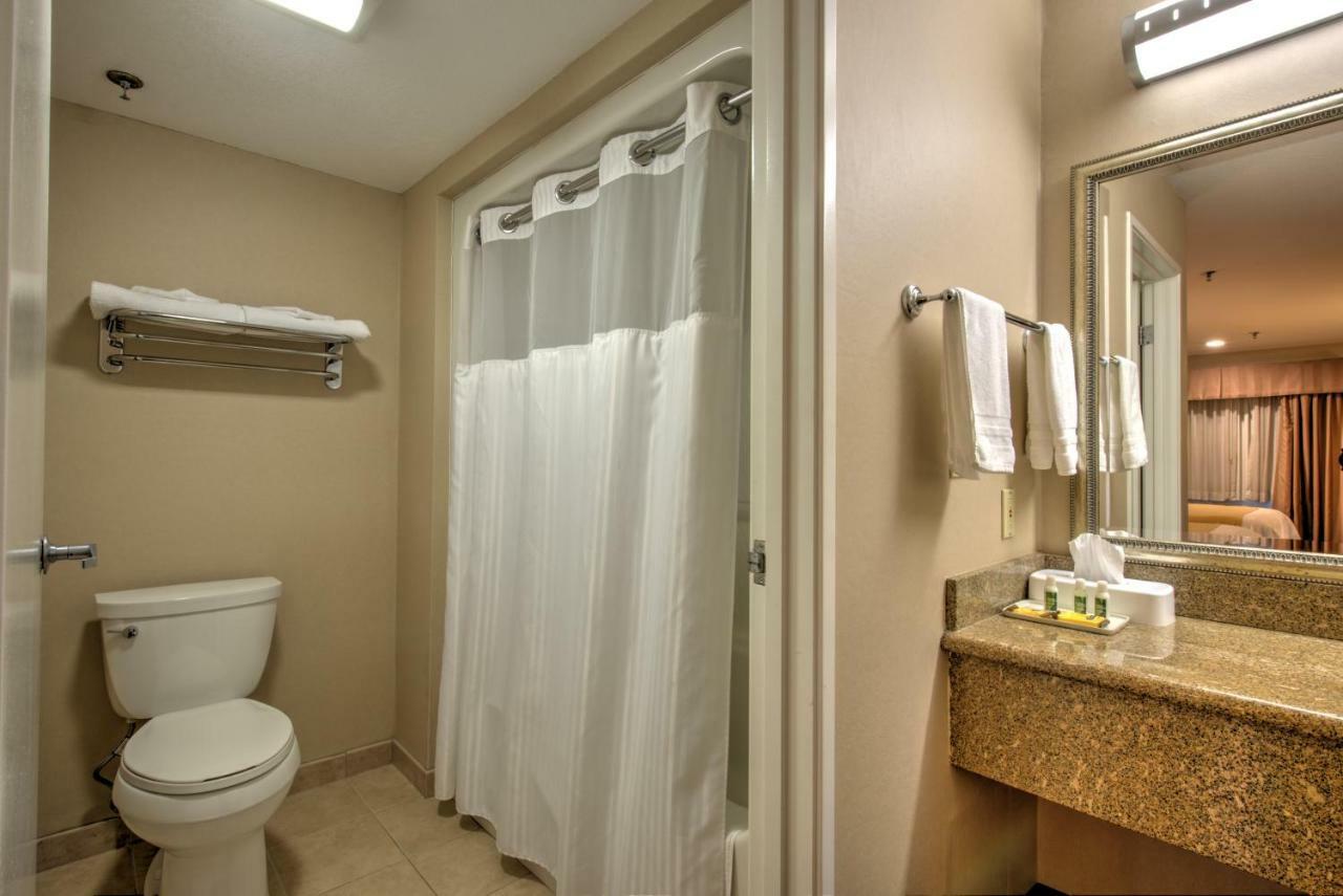 Burbank Inn&Suites Bagian luar foto
