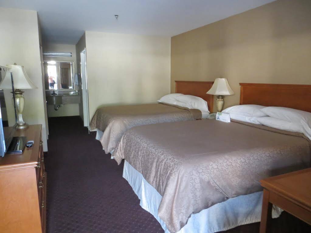 Burbank Inn&Suites Bagian luar foto