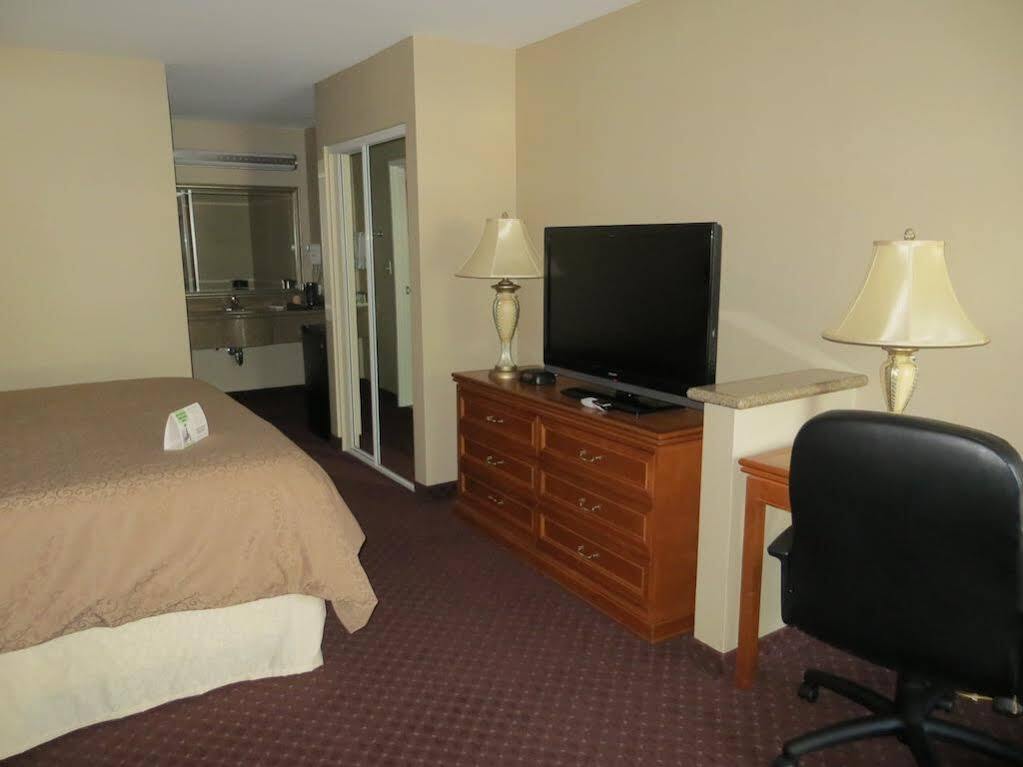 Burbank Inn&Suites Bagian luar foto