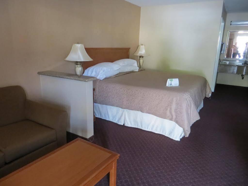 Burbank Inn&Suites Bagian luar foto